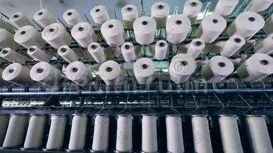 一排排带纤维的筒管，在一<strong>家纺</strong>织厂生产。 工业纺织品生产线
